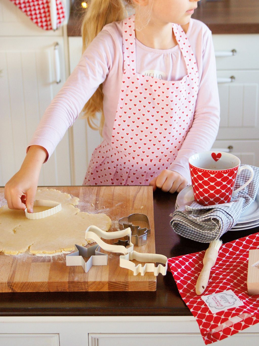 Polka dot, Pattern, Pink, Baking, Design, Rolling pin, Textile, Play, Apron, Cooking, 