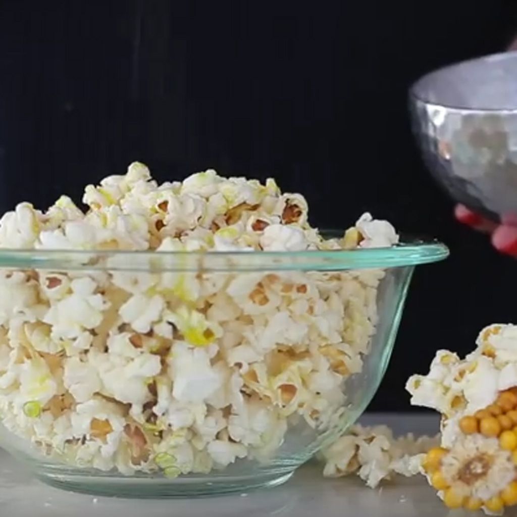 El sencillo truco para sacar los granos de maíz sin hacer de las bolsas de  palomitas