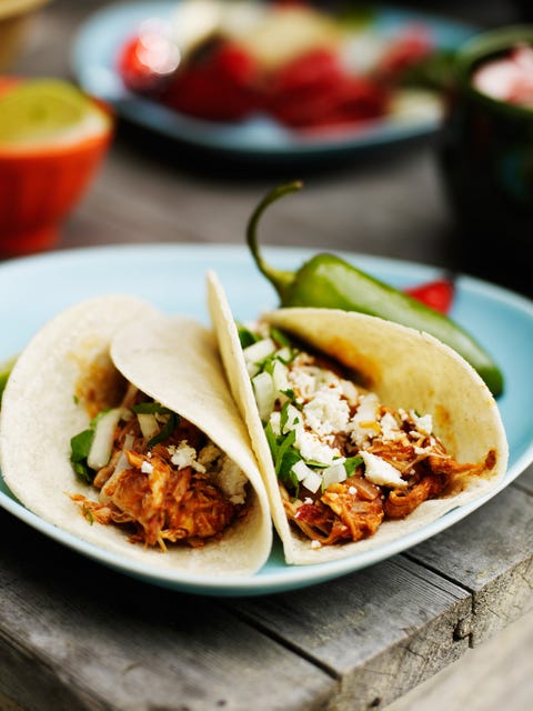tacos o burritos de carne de ternera con tomate