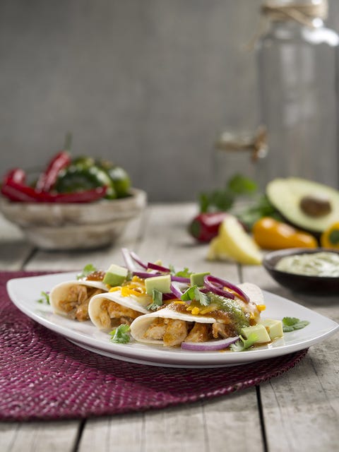 tacos o burritos de pollo con verduras