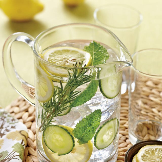 AGUA CON LIMÓN Y PEPINO