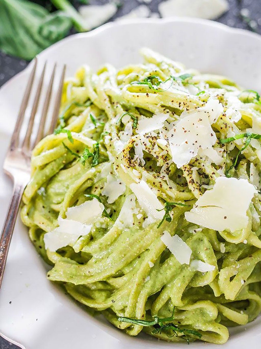 pasta con pesto de aguacate y espinacas