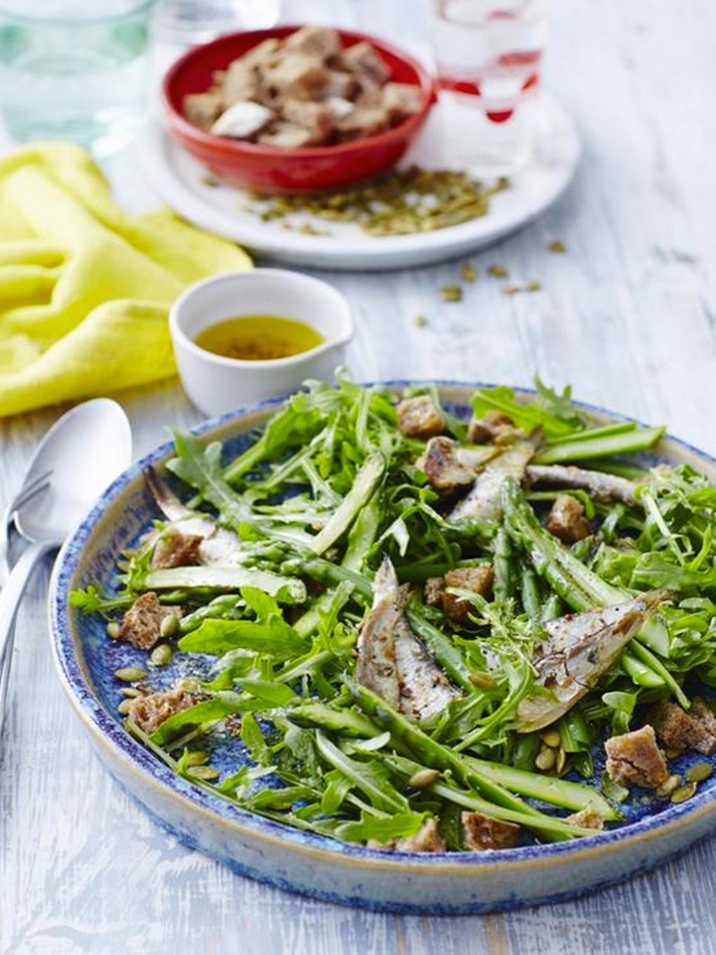 ensalada de sardinas con espárragos y rúcula