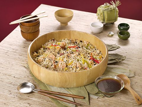 ensalada oriental de arroz, langostinos, pimientos y brotes de soja