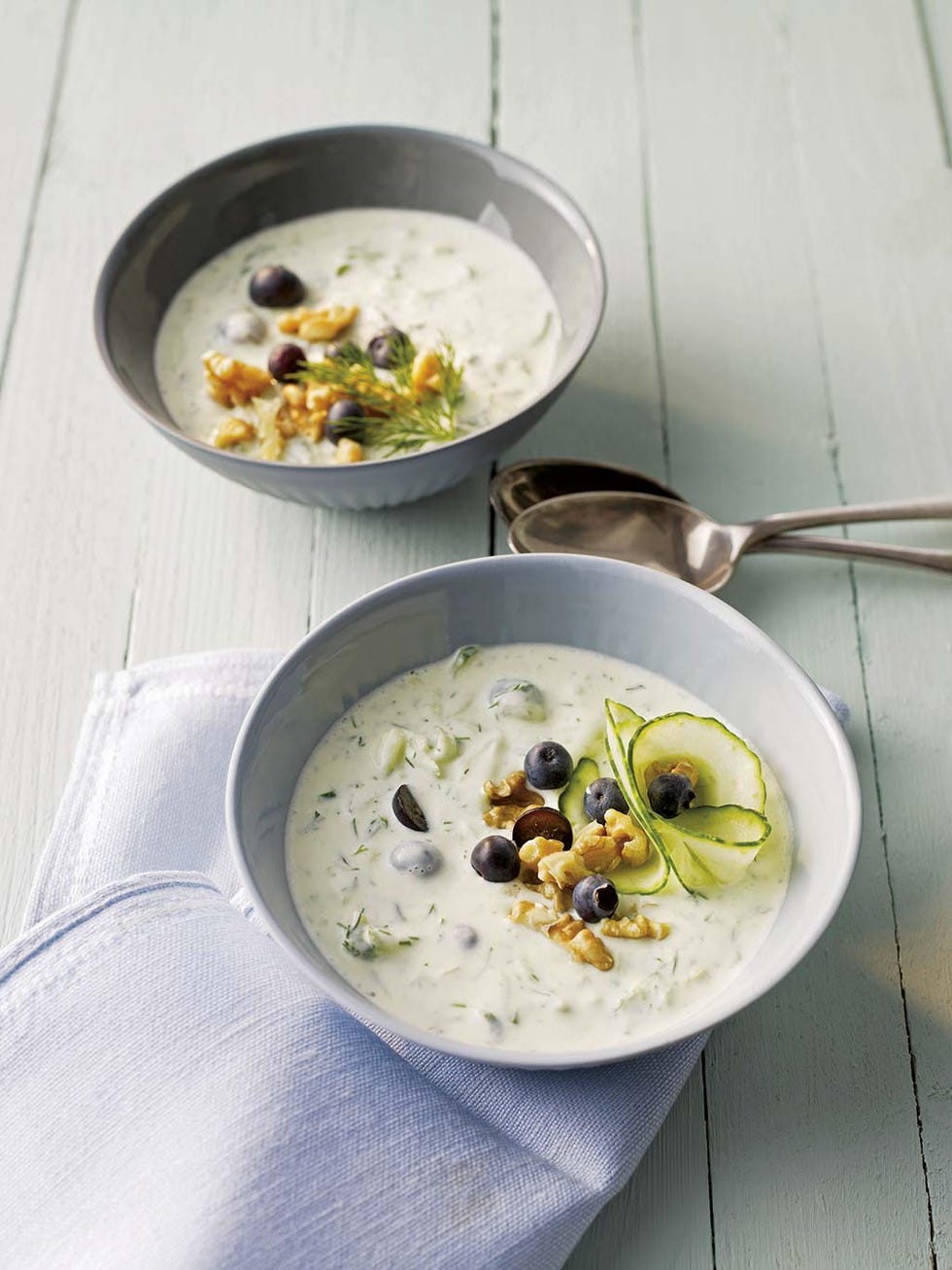 crema de pepino con arándanos y nueces