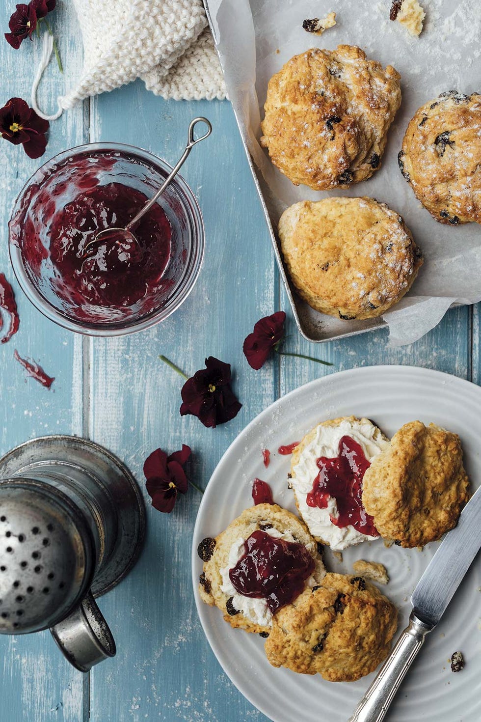 Scones con crema y mermelada