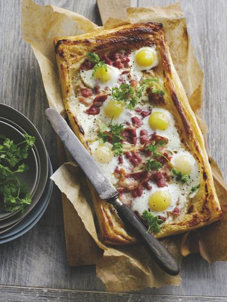 hojaldre de bacon y huevos de codorniz