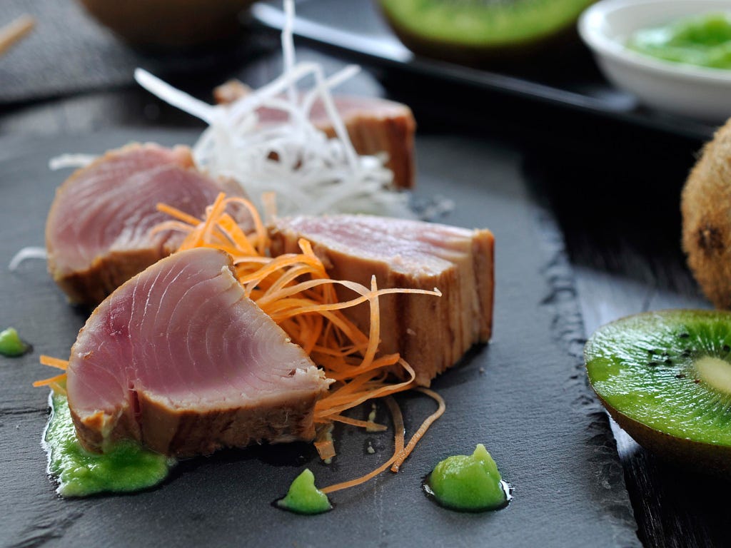 tataki de atún con wasabi de kiwi