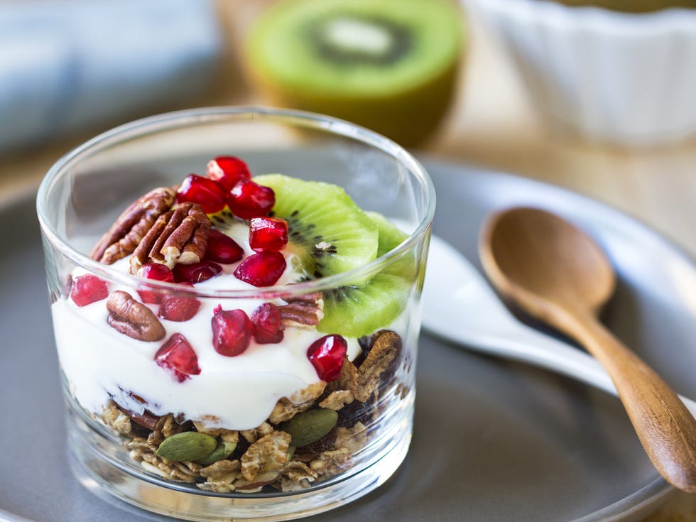 vasito de cereales, pipas, yogur, nueces, granada y kiwi