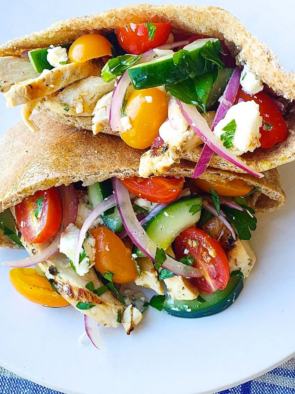 ensalada griega con pollo a la parrilla en pita