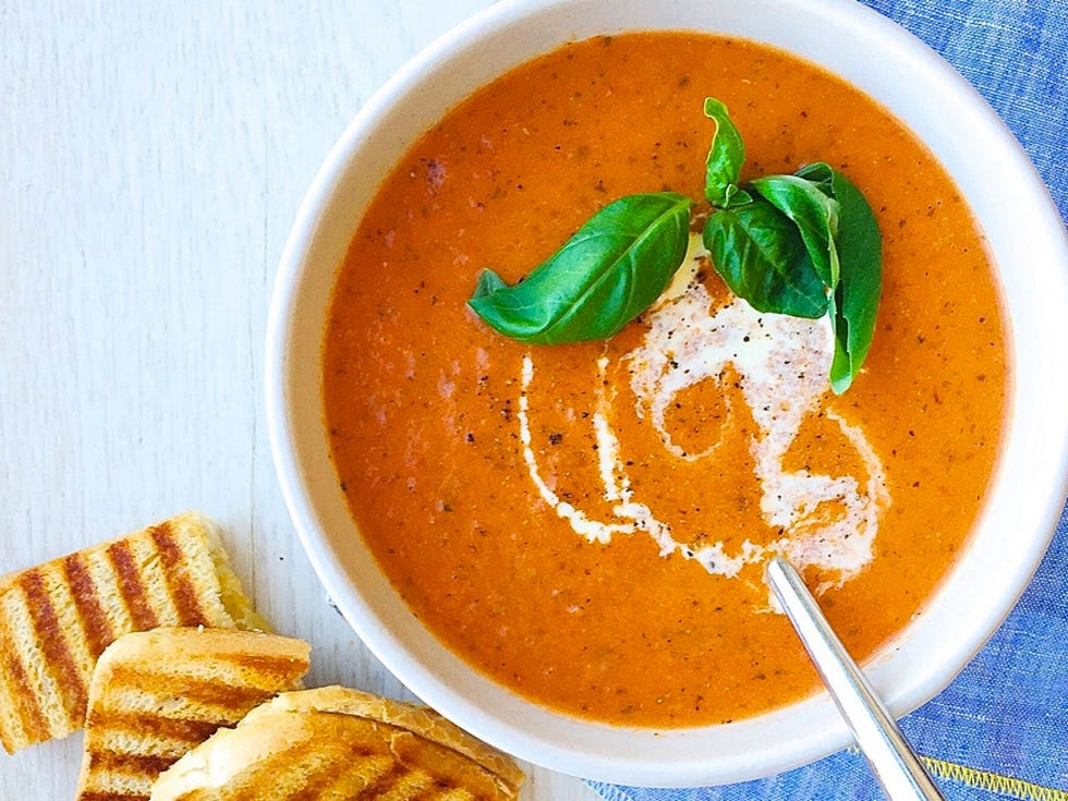 crema de tomate y albahaca con queso a la parrilla