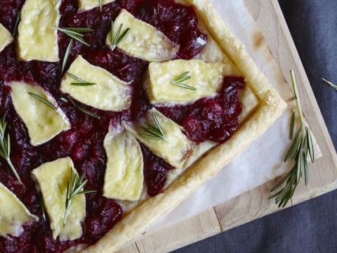 tarta de hojaldre con salsa de arándanos y brie