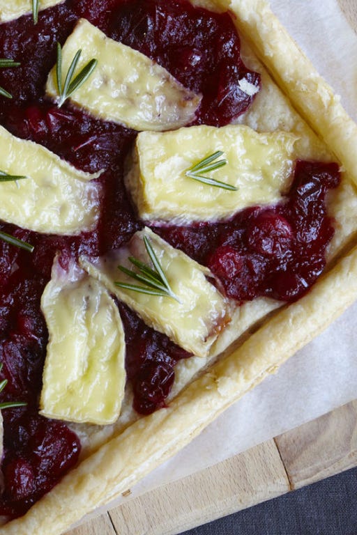 Tarta de hojaldre con salsa de arándanos y brie tarta de hojaldre con salsa de arándanos y brie