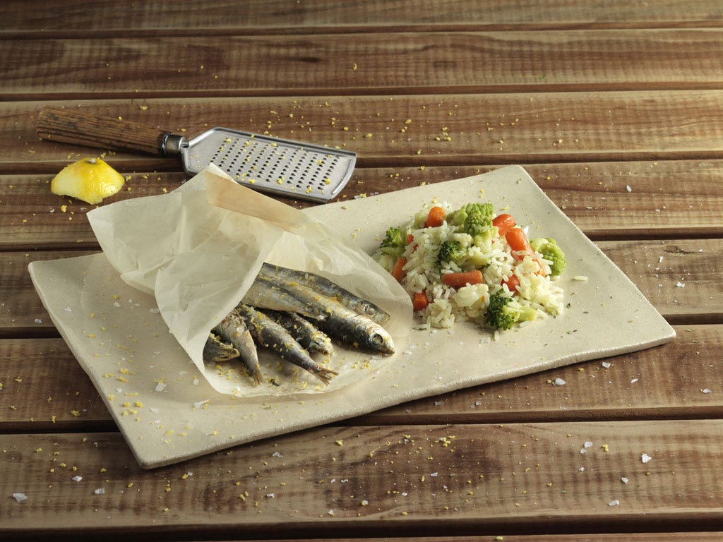 sardinas en papillote con arroz blanco y verduras