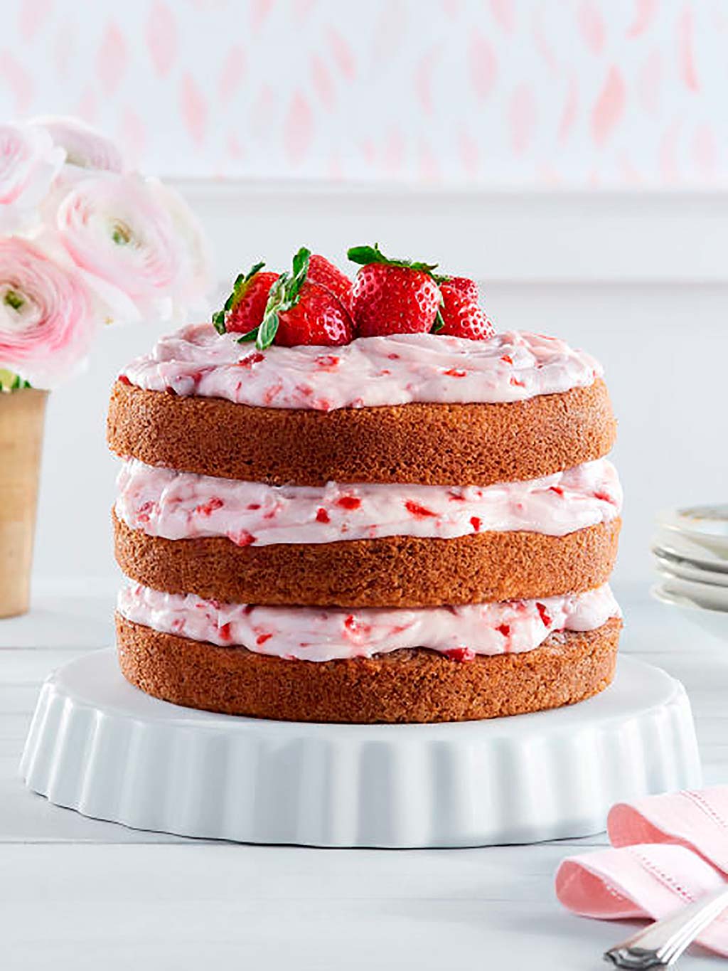 Dish, Food, Cuisine, Dessert, Strawberry, Strawberries, Cake, Buttercream, Baked goods, Ingredient, 