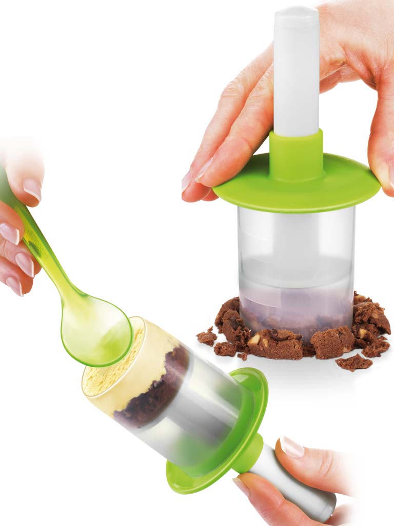 Finger, Green, Liquid, Ingredient, Thumb, Nail, Pet supply, Bottle, Dairy, Taste, 