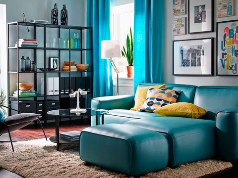 salón con sofá azul y alfombra
