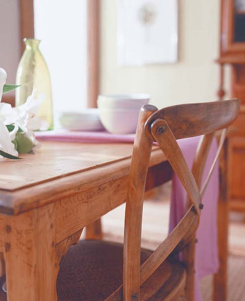 Wood, Hardwood, Wood stain, Room, Furniture, Petal, Interior design, Tan, Serveware, Porcelain, 