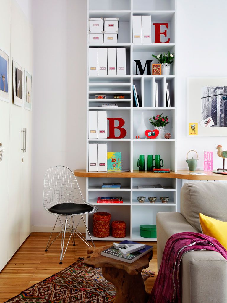 Una habitación con una estantería y una librería con una imagen de