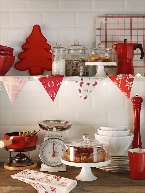 Serveware, Red, Dishware, Porcelain, Interior design, Maroon, Ceramic, Home accessories, Artifact, Pottery, 