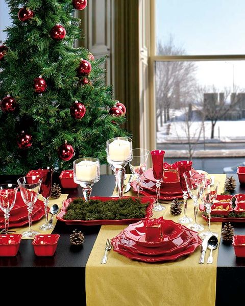 Tablecloth, Serveware, Red, Table, Interior design, Tableware, Christmas tree, Interior design, Glass, Dishware, 