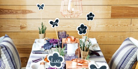 Una mesa decorada en morado y cobre Una mesa decorada en morado y cobre