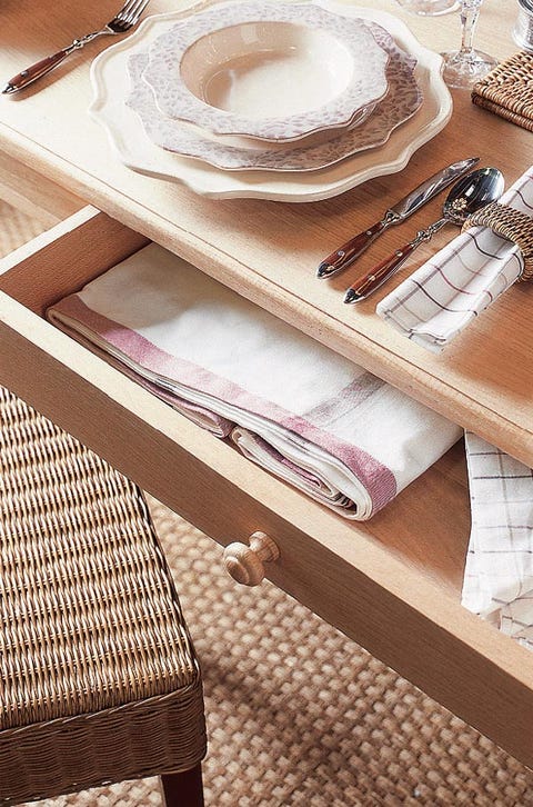 Serveware, Dishware, Home accessories, Plate, Beige, Linens, Kitchen utensil, Cutlery, Knife, Household silver, 