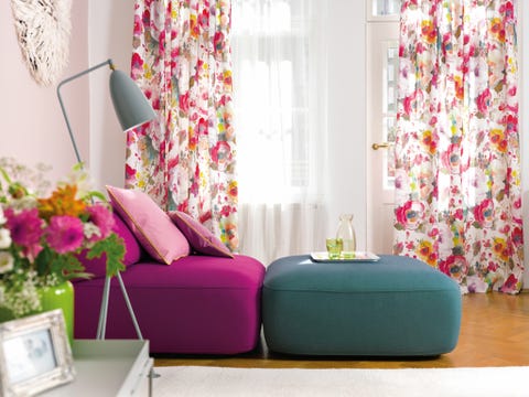 un chaise longue con dos pufs