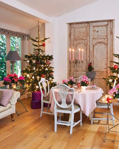 decoración de navidad en rosa árbol y comedor