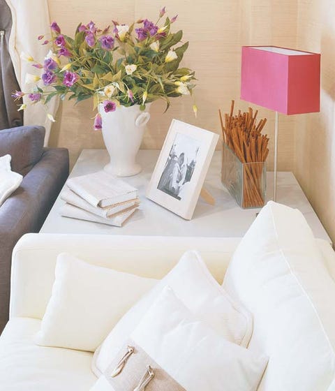 Room, Petal, Bouquet, Interior design, Flower Arranging, Centrepiece, Cut flowers, Home accessories, Lavender, Vase, 