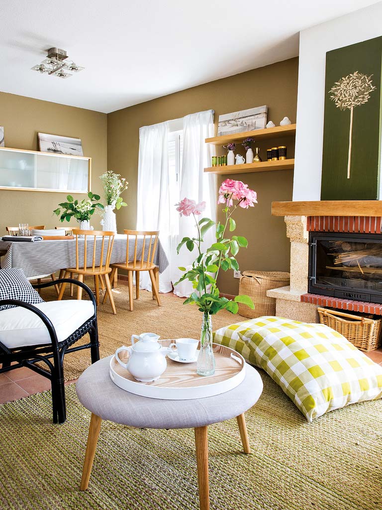 salón en tonos verde con chimenea