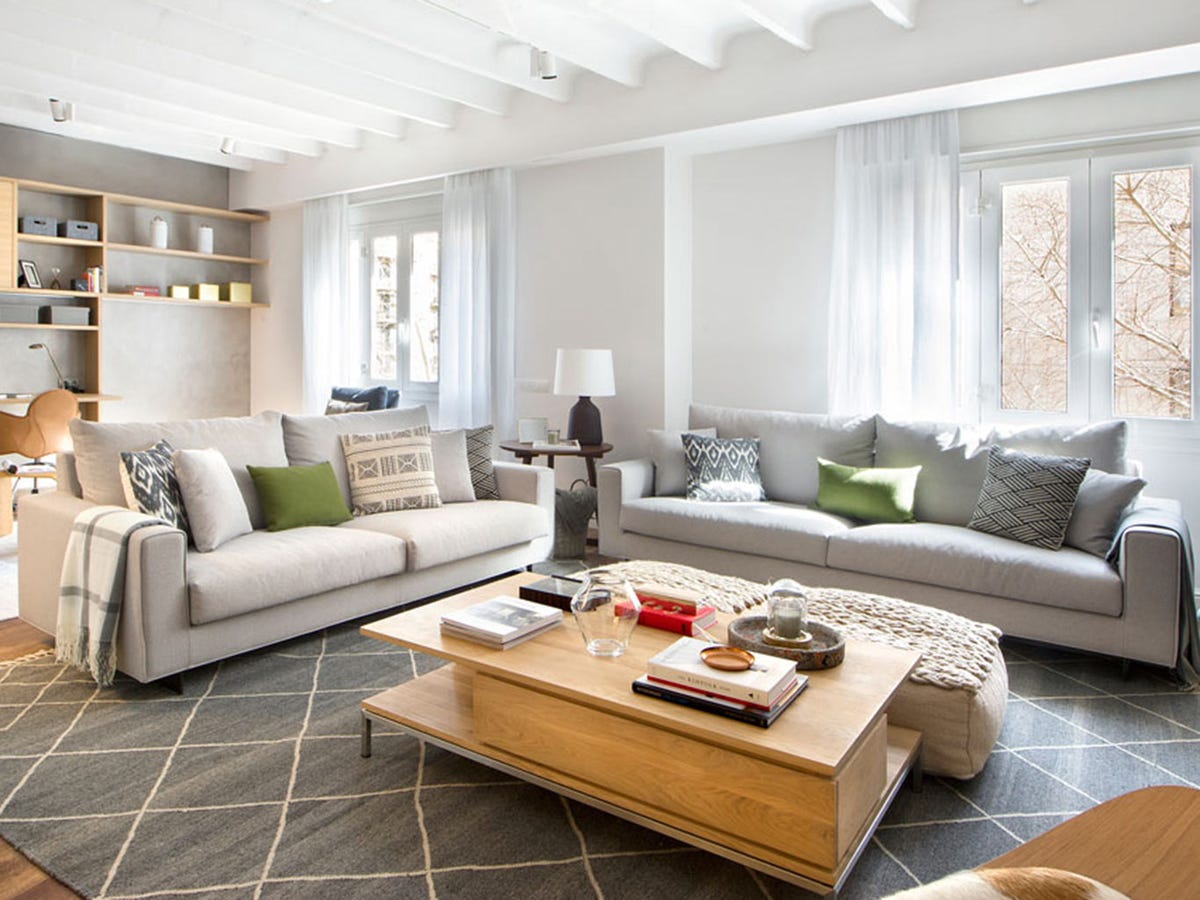 salón gris y blanco con suelo de madera