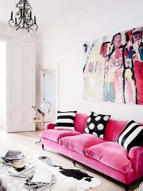 salón con sofá rosa
