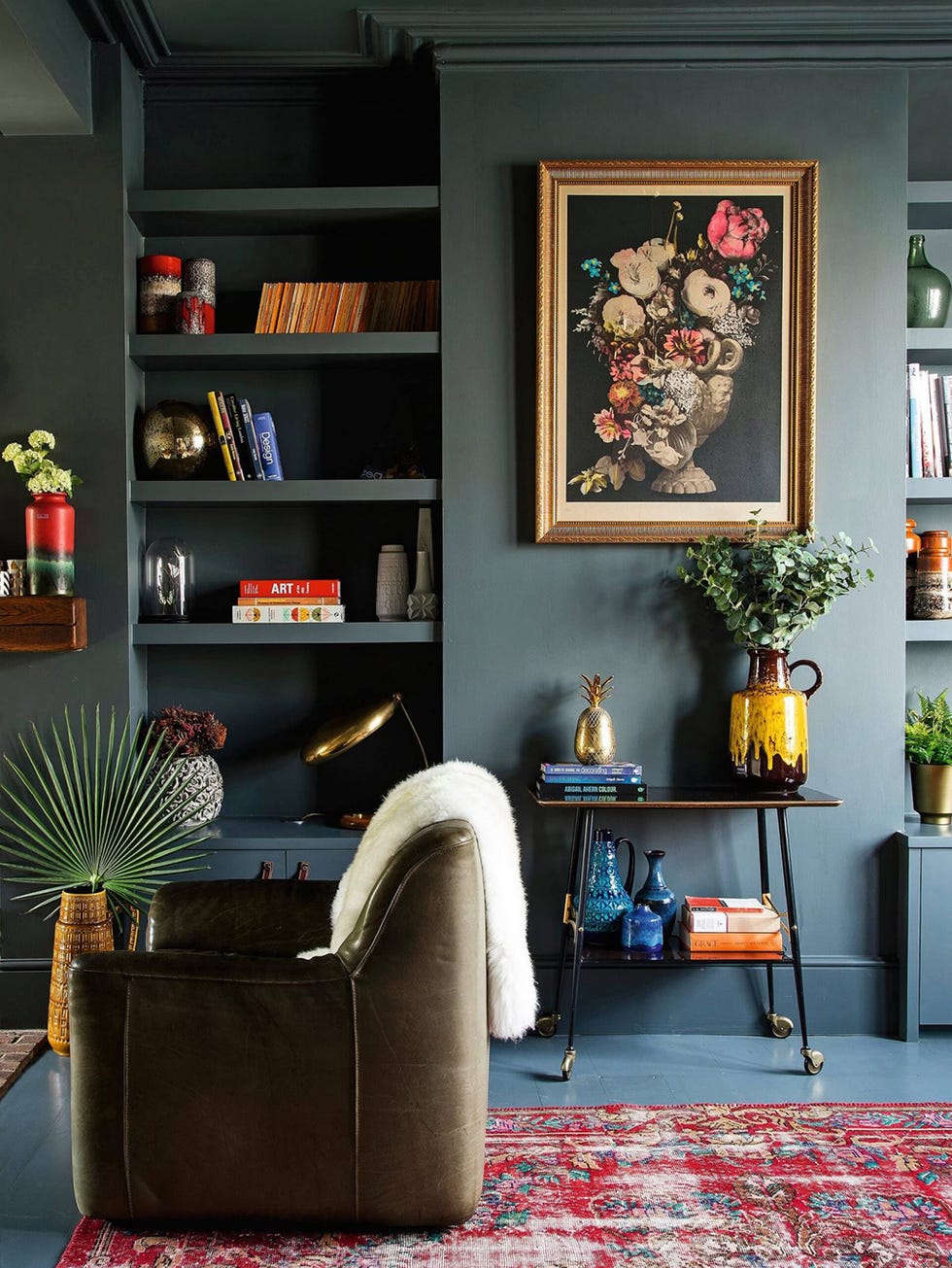 Room, Interior design, Wall, Floor, Flooring, Interior design, Shelf, Shelving, Picture frame, Carpet, 