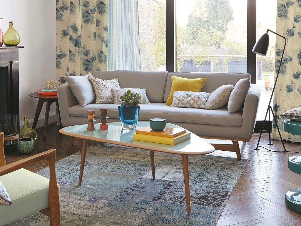 Cómo combinar el sofá con la mesa de centro en un salón