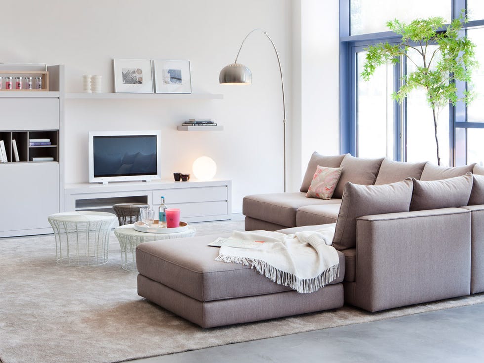 Salón moderno con chaise longue en tonos blancos y grises