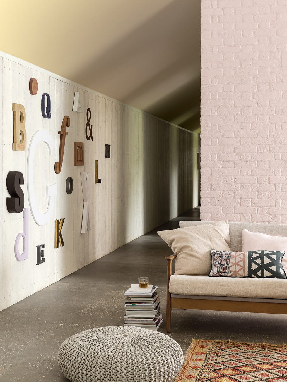 Salón moderno con la pared decorada con letras de colores