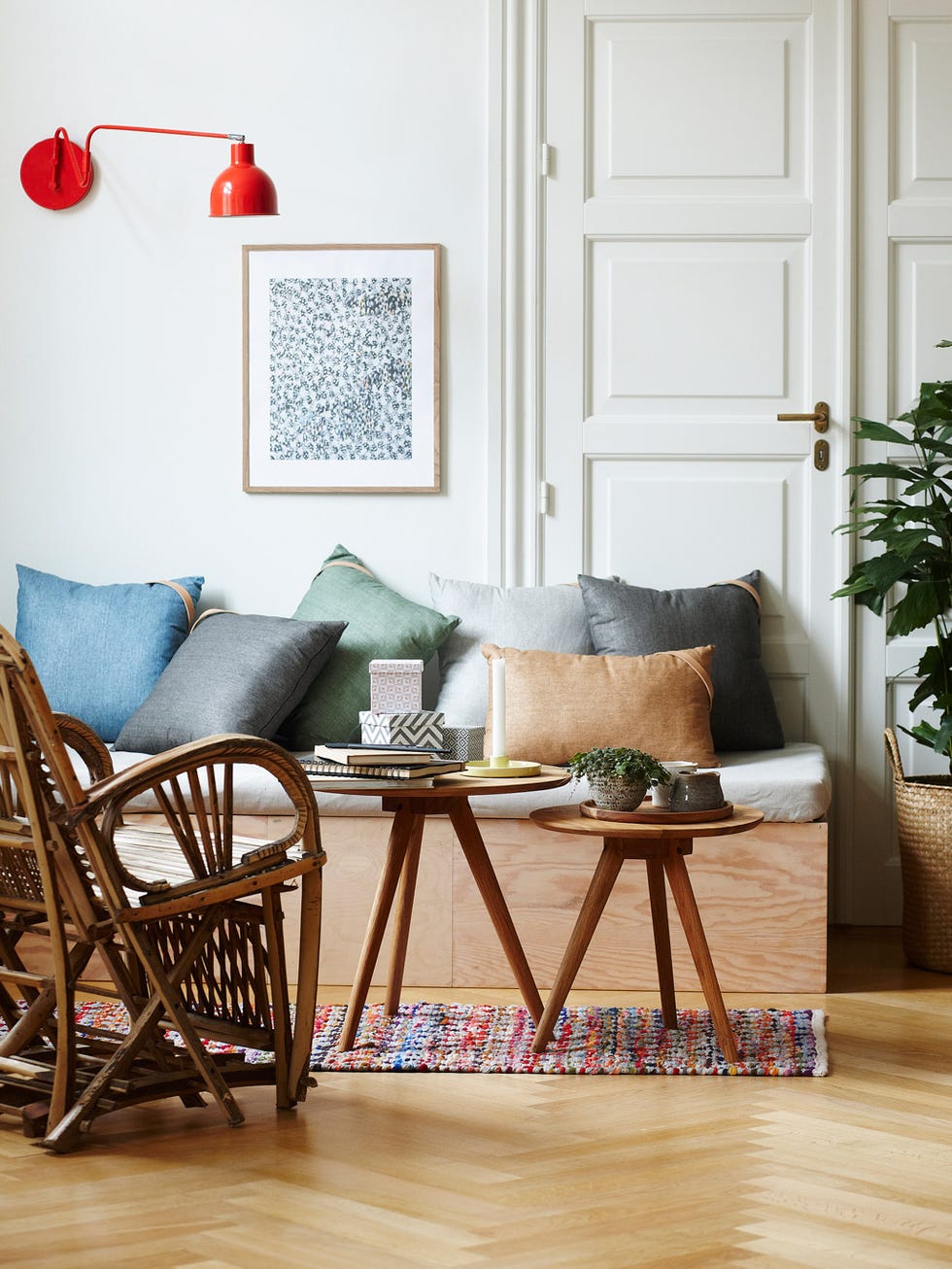 Salón con muebles de madera y cojines de colores