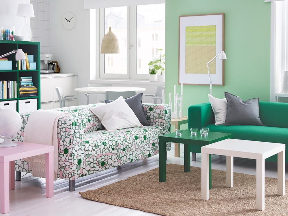 Salón moderno en colores verde, blanco y rosa