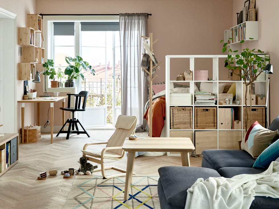 salón de un estudio con zona de estar, cama y escritorio