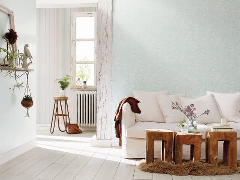 salón con sofá blanco y mesas de madera rústica