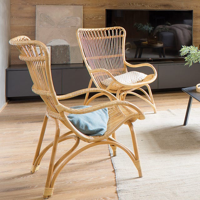 Wood, Furniture, Hardwood, Chair, Wicker, Flowerpot, Houseplant, Wood flooring, Armrest, Laminate flooring, 