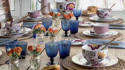 Una mesa de comedor con adornos florales - Comedores Una mesa de comedor con adornos florales - Comedores