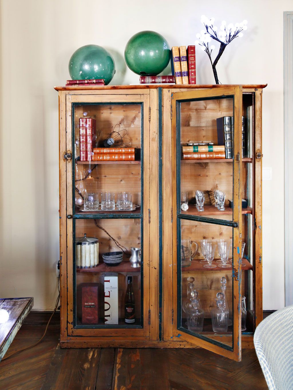 Una vitrina antigua para nuestro salón · Our new antique display cabinet -  Vintage & Chic. Pequeñas historias de decoración
