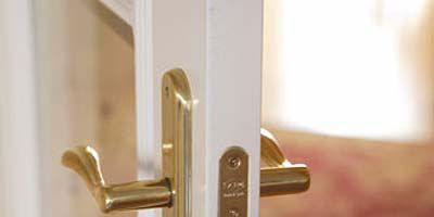 Wood, Line, Door, Wall, Handle, Metal, Household hardware, Fixture, Door handle, Parallel, 