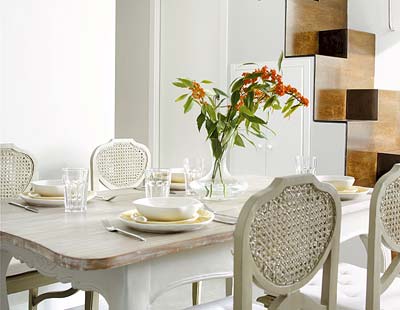 Room, Furniture, Interior design, Table, Flower, Dining room, Wall, Petal, Tablecloth, Chair, 