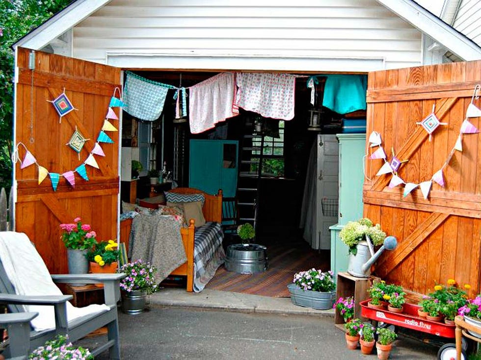 Flowerpot, Plant, Wood, Houseplant, Orange, Hardwood, Door, Shade, Interior design, Floristry, 