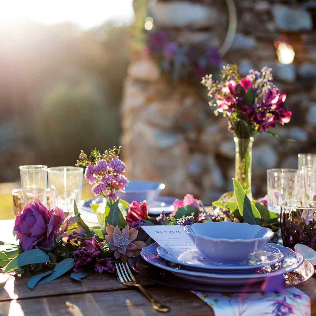 Violeta en flor: Celebra la boda en el jardín con el color del año
