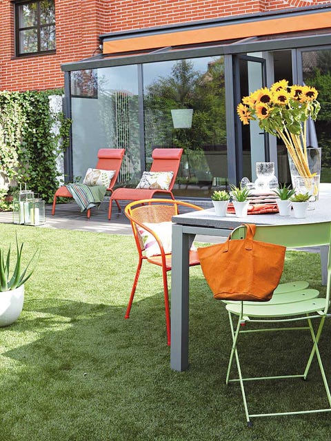 Furniture, Table, Outdoor furniture, Chair, Orange, Outdoor table, Flowerpot, Cut flowers, Flower Arranging, Bouquet, 