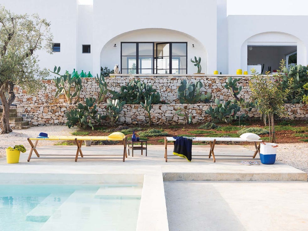 piscina con suelo pavimentado blanco